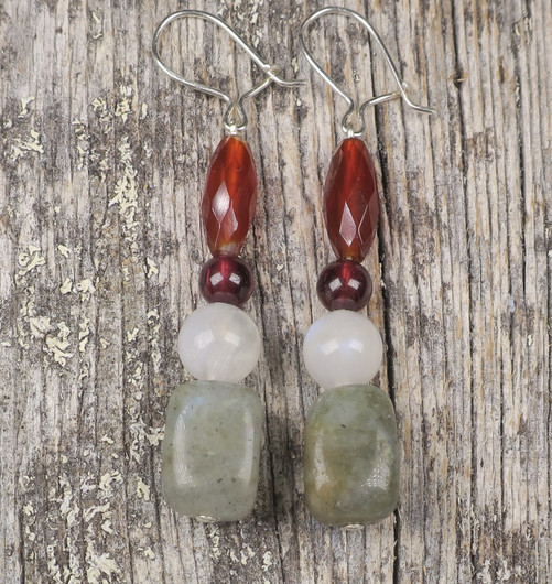 Korvakorut SKORPIONI labradoriitti, kuukivi, granaatti, karneoli SKO4b