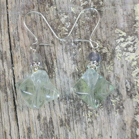 Korvakorut fluoriittitähti ja 4mm vihreä zirkonikoristein 8s13