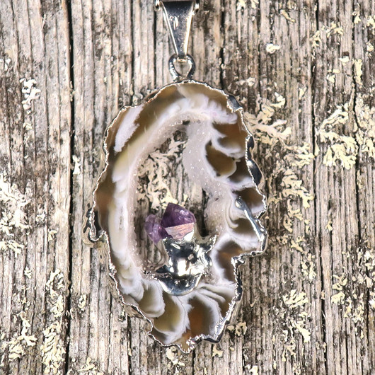 Riipus akaattisiivu, jonka keskellä ametisti kaksoiskide nro AKAM76