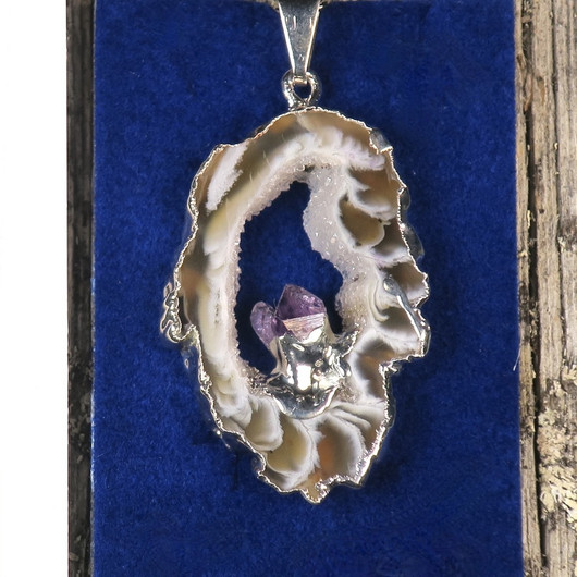 Riipus akaattisiivu, jonka keskellä ametisti kaksoiskide nro AKAM76