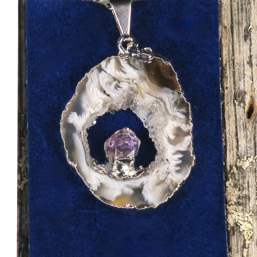 Riipus akaattisiivu, jonka keskellä ametistikide nro AKAM83