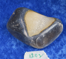 Kalsedoni rumpuhiottu 120g 60x40x27mm Brasilia