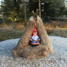 Poronkarvakota jonka sisällä tyttönukke lapinpuvussa