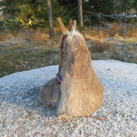 Poronkarvakota jonka sisällä tyttönukke lapinpuvussa