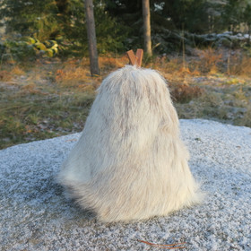 Poronkarvakota jonka sisällä poikanukke lapinpuvussa