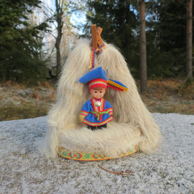 Poronkarvakota jonka sisällä poikanukke lapinpuvussa