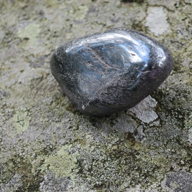 Hematiitti rumpuhiottu 141g 61x36x26mm Brasilia