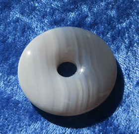 Riipus kalsedoni kividonitsi 40mm vaalea siniharmaa akaatti