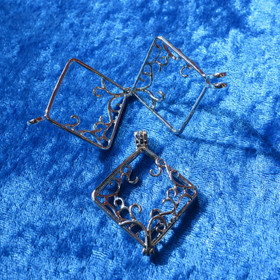 Riipuspidike 30mm neliskulmainen pidike kaksipuolinen koristeellinen 