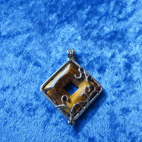 Riipus neliskulmainen tiikerinsilmä donitsi 27mm