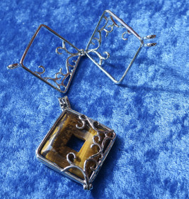 Riipus neliskulmainen fluoriitti tumma violetti donitsi 27mm