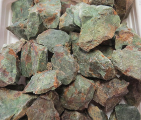 Kromikalsedoni raaka vihreä. Madagaskar. Valitse koko 1-30g