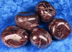 Almandiini granaatti tummanpunainen rumpuhiottu. Vaoitse koko ja hinta