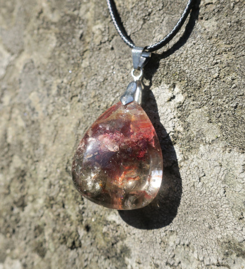 Riipus rutiilikvartsi pisara punertava