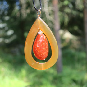 Riipus tuliakaatti viistehiottu pisara zirkonikoristein karneolipisara