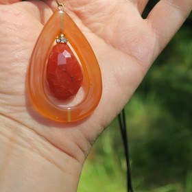 Riipus tuliakaatti viistehiottu pisara zirkonikoristein karneolipisara