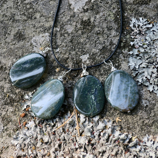 Riipus sammalakaatti zirkonikoristein kivi 35x25mm