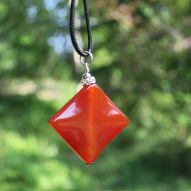 Riipus karneoli neliö 25x25x7mm zirkonikoristein