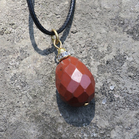 Riipus punainen jaspis viistehiottu pisara zirkonikoristein