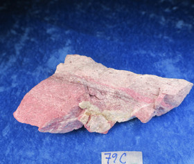 Thuliitti raaka 212g 130x65x30mm Lom Norja Hi79c