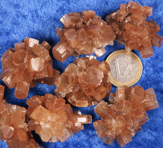 Aragoniitti kidesykerö muistuttaa käpyä 20-28g Marokko