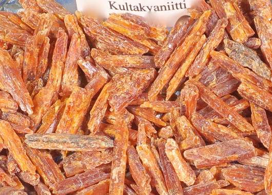 Kultakyaniitti raaka Botswana. Valitse koko 1-3g