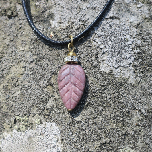 Riipus rodoniitti lehti, kivi 18x11mm zirkonikoristein