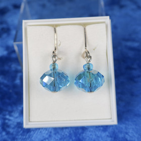 Korvakorut viistehiottu lasihelmi, turkoosinsininen