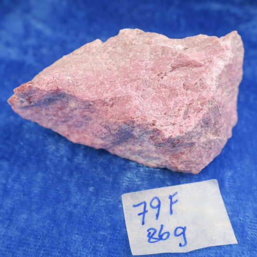 Thuliitti raaka 86g 70x40x30mm Lom Norja Hi79f