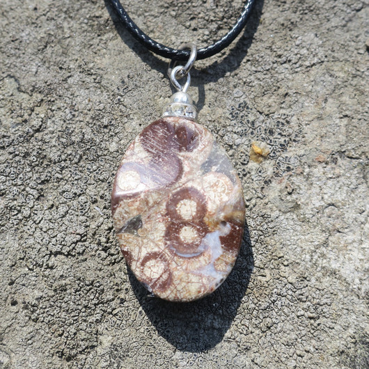 Riipus jaspis 25x18mm zirkonikoristein, hiottu laineikkaaksi JAS2z