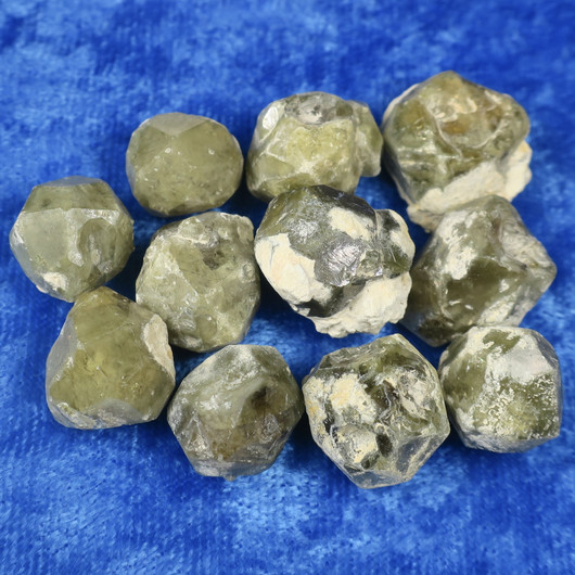 Andradiitti kide vihreä granaatti. Valitse koko