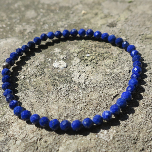Rannekoru lapis latsuli viistehiottu 4mm 17cm