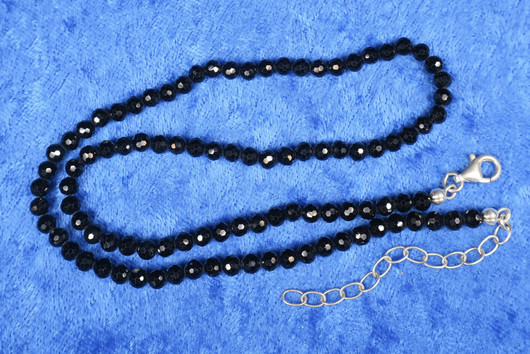 Helmet musta turmaliini schörl viistehiottu 42-47cm