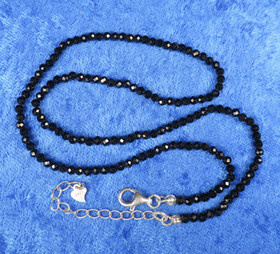 Helmet musta turmaliini schörl viistehiottu 42-47cm