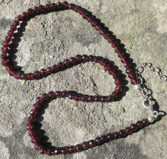 Helmet almandiini granaatti viistehiottu 4mm 42-47mm