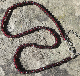 Helmet almandiini granaatti viistehiottu 4mm 42-47mm