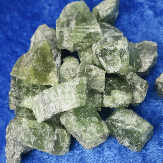 Peridootti oliviini raaka vihreä Hi159. Valitse koko 1-15g