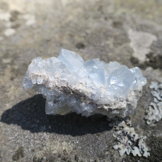 Selestiitti enkelikivi kidesykerö 50g kiteet molemmin puolin ce5