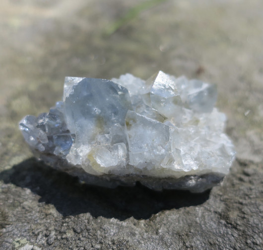 Selestiitti enkelikivi kidesykerö 50g kiteet molemmin puolin ce5