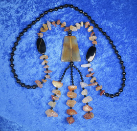 Helmet karneoli ja onyksi 70cm pitkät helmet ilman lukkoa R