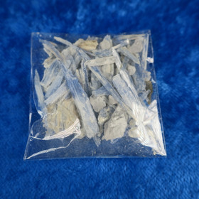 Kyaniitti sininen pieniä kiteitä ja murskaa 10g pussissa