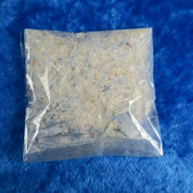 Kyaniitti vaaleansininen pieniä kiteitä ja kyaniittihiekkaa 10g pss