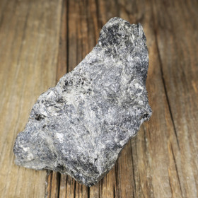 Nuummiitti 66g 70x35x30mm sis biiotiitti, kordieriitti  Hi133 