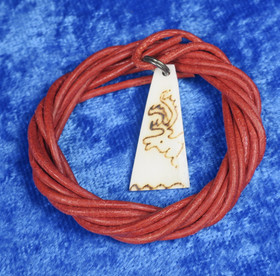 Riipus poronluuhun kaiverrettu poro, punainen nahkanauha PETTERI B