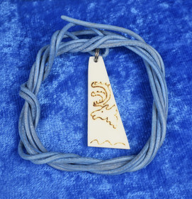 Riipus poronluuhun kaiverrettu poro, sinivihreä nahkanauha PETTERI E