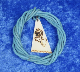 Riipus poronluuhun kaiverrettu poro, turkoosi nahkanauha PETTERI G