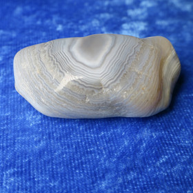 Kalsedoni rumpuhiottu 28g 45x20x17mm Brasilia