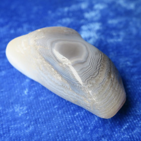 Kalsedoni rumpuhiottu 28g 45x20x17mm Brasilia