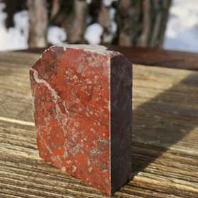 Jaspisbreksia siivu, 1 sivu hiottu 143g 67x50x18mm Hi22N 