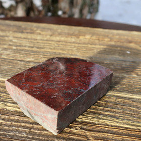 Jaspisbreksia siivu, 1 sivu hiottu 143g 67x50x18mm Hi22N 